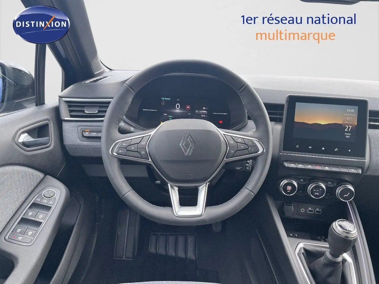 Intérieur de la Renault Clio TCE 90CH TECHNO 2025, vue centrée sur le volant, tableau de bord numérique et écran tactile.