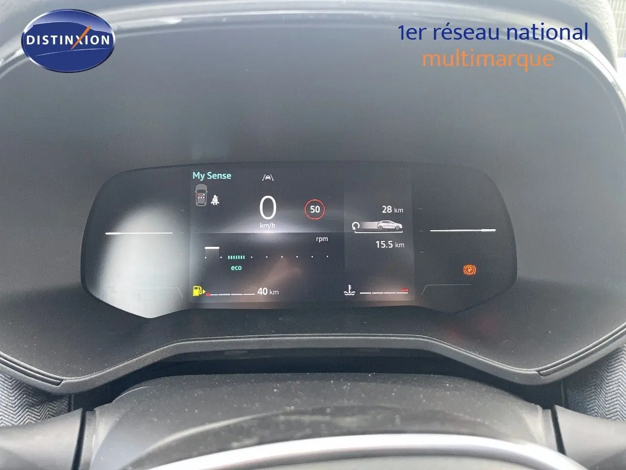 Tableau de bord numérique de Renault Clio TCe 90ch Techno 2025 affichant vitesse, autonomie et alertes.