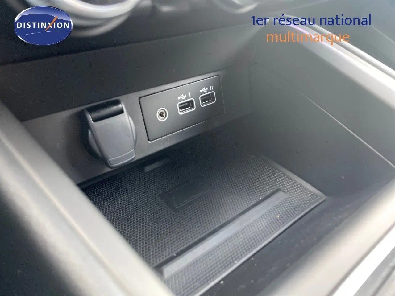 Gros plan sur la console centrale intérieure de la Renault Clio TCE 90CH TECHNO 2025, montrant les ports USB et prise auxiliaire.