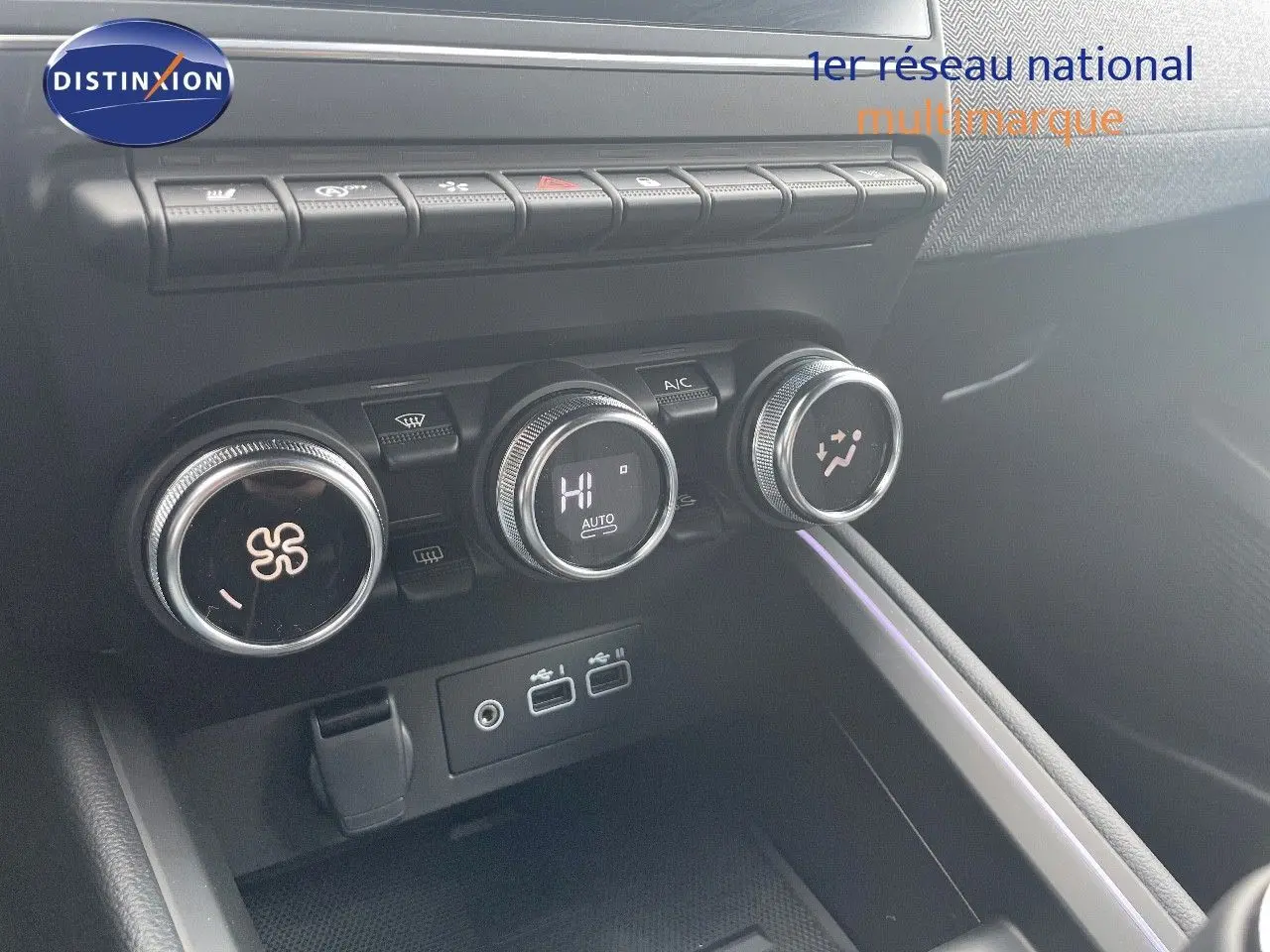 Gros plan sur les commandes de climatisation et prises USB de la Renault Clio TCE 90CH TECHNO bleu Iron Metal, intérieur moderne.