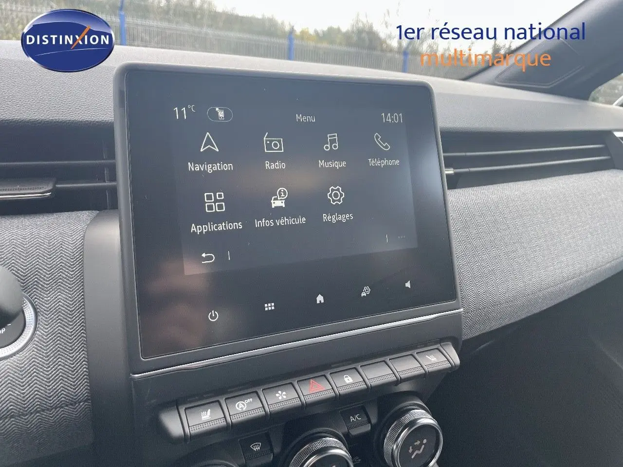 Écran tactile central de la Renault Clio TCE 90CH TECHNO 2025 bleu iron metal, vue intérieure du tableau de bord.