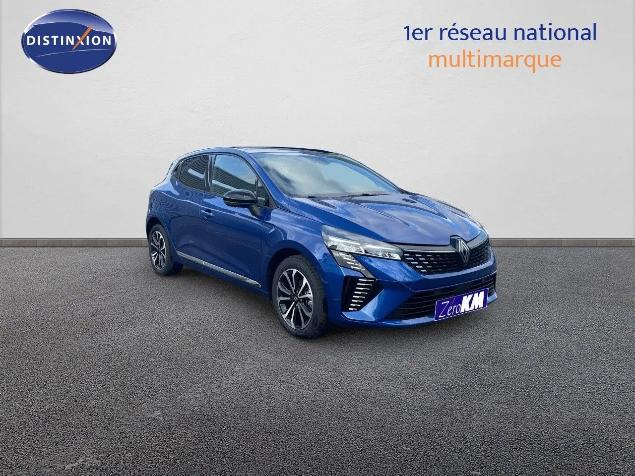 Renault Clio TCe 90ch Techno bleu Iron Metal vue 3/4 avant droit, avec calandre moderne et jantes bi-ton.