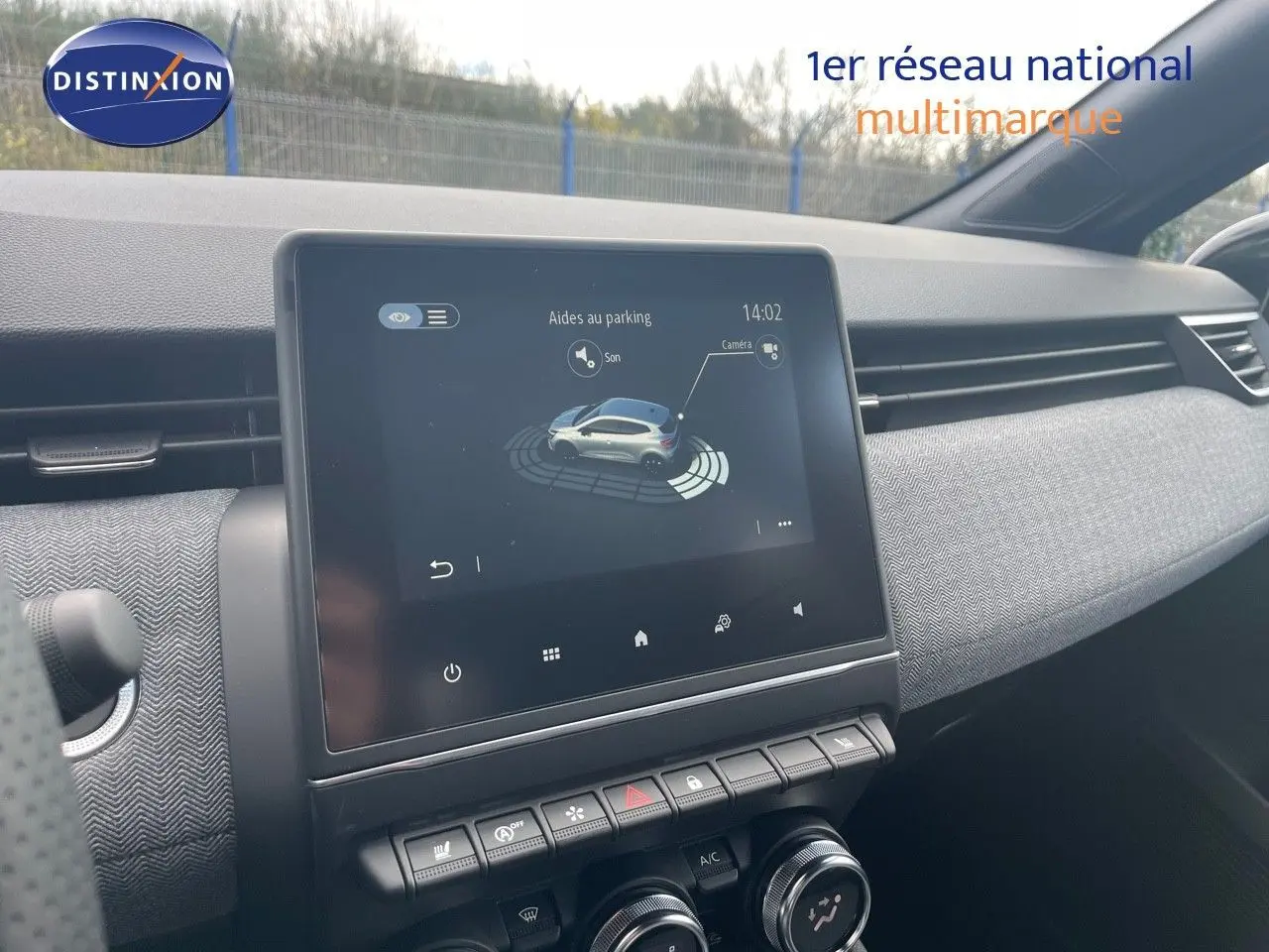 Intérieur de Renault Clio TCe 90ch Techno 2025, vue du tableau de bord avec écran tactile et commandes de climatisation.