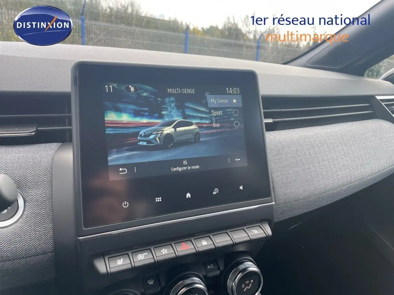 Tableau de bord de Renault Clio 2025 avec écran tactile affichant modes de conduite, ambiance intérieure grise moderne.