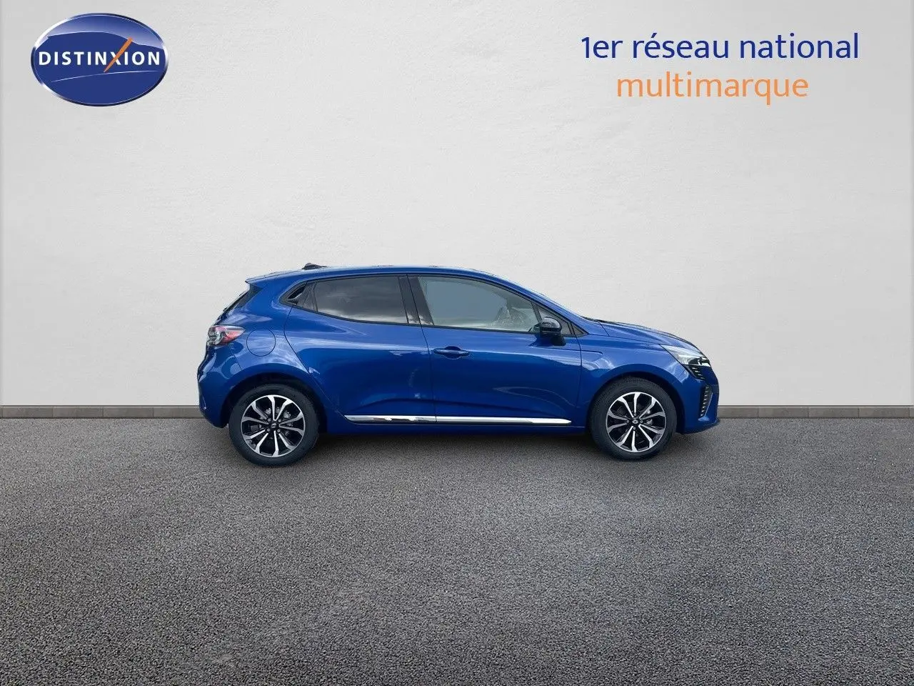 Profil côté gauche d'une Renault Clio TCe 90ch Techno bleu Iron Metal, compacte et moderne sur fond neutre.