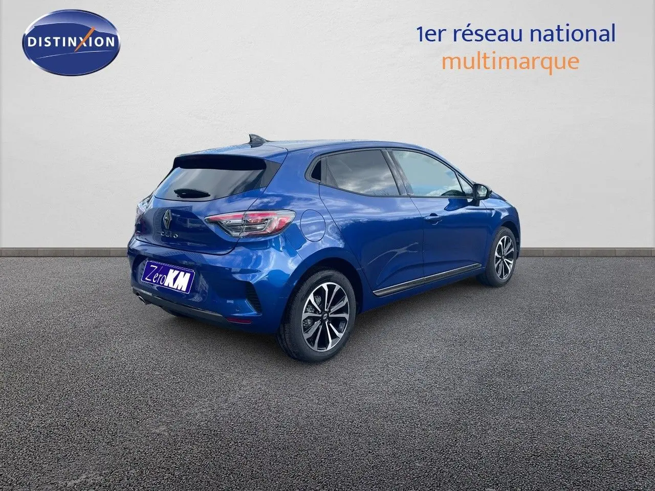 Vue 3/4 arrière droite d'une Renault Clio TCE 90CH TECHNO bleu iron metal avec jantes biton et vitres teintées.