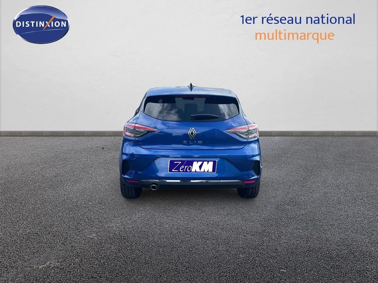 Vue arrière d'une Renault Clio TCE 90CH TECHNO bleu Iron Metal avec feux LED et plaque Zero KM visible.