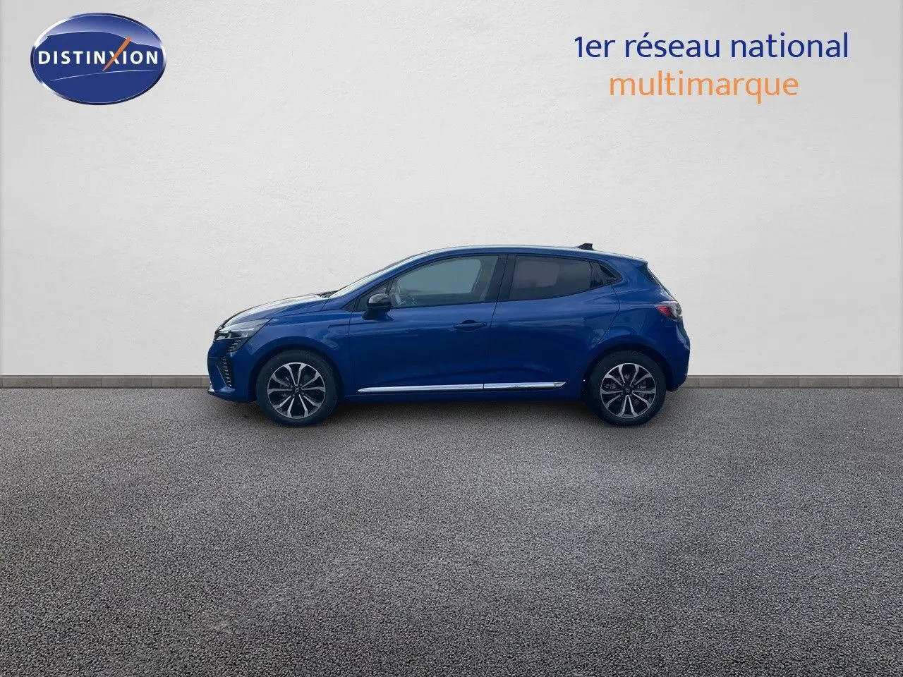 Profil côté gauche d'une Renault Clio TCe 90ch Techno bleu iron metal 2025 sur fond neutre.