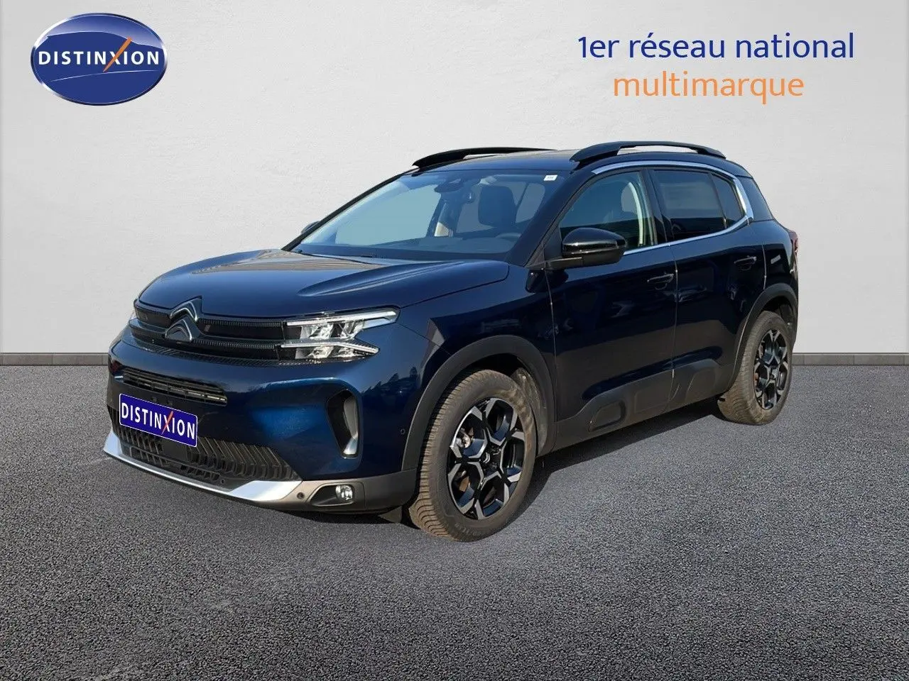 Citroën C5 Aircross bleu Eclipse métal en 3/4 avant droit, avec jantes noires et toit noir contrasté.