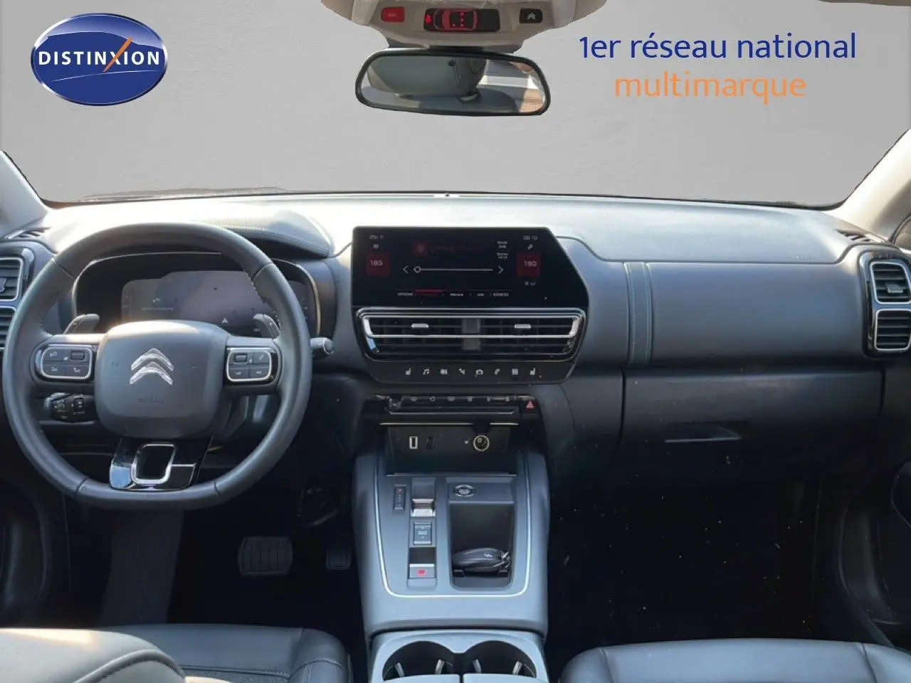 Vue intérieure frontale du tableau de bord et volant du Citroën C5 Aircross 2025 en finition gris noir, avec écran tactile central.
