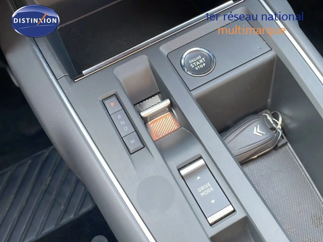 Gros plan sur la console centrale du Citroën C5 Aircross 2025, montrant la molette de sélection de mode de conduite et la clé.