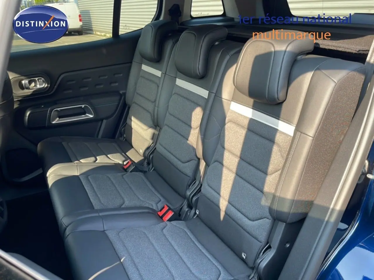 Vue intérieure côté droit des sièges arrière gris et tissu du Citroën C5 Aircross Bleu Eclipse Métal 2025.