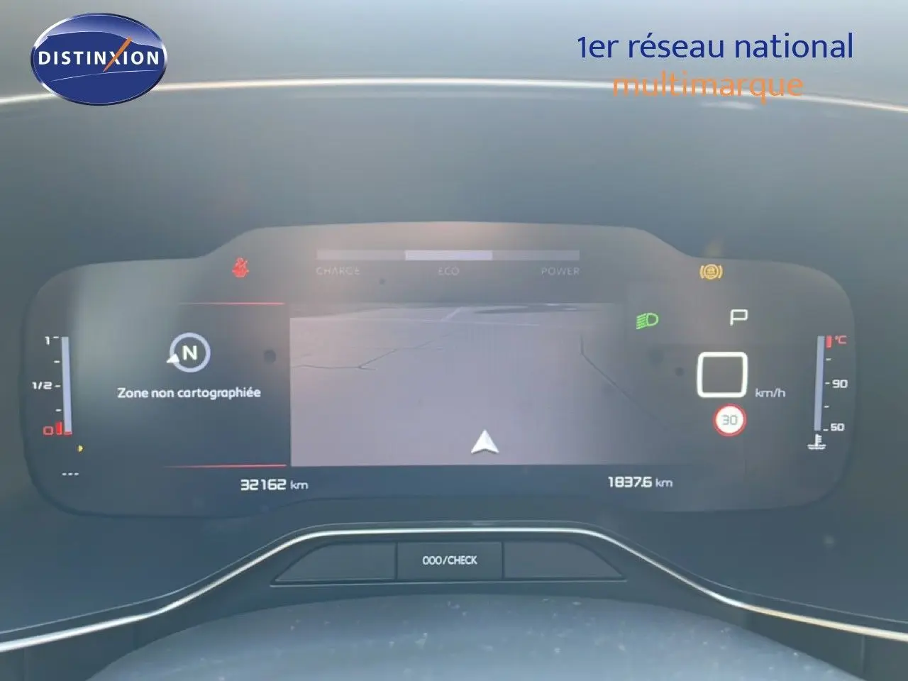 Vue rapprochée du tableau de bord numérique du Citroën C5 Aircross bleu Eclipse Metal, affichant la navigation et les indicateurs.