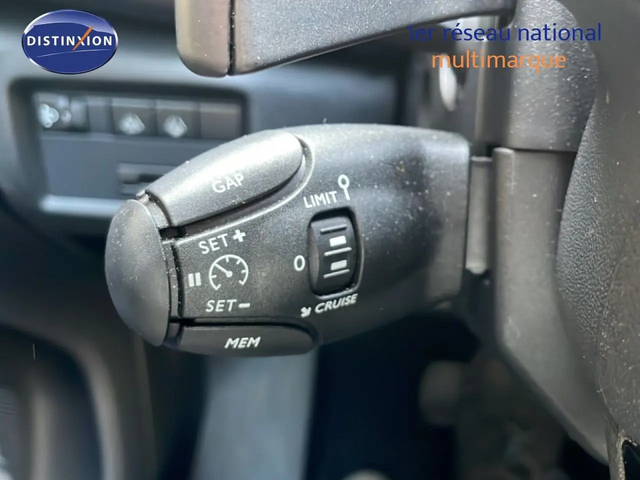 Gros plan sur la commande de régulateur de vitesse à gauche du volant dans un Citroën C5 Aircross 2025.