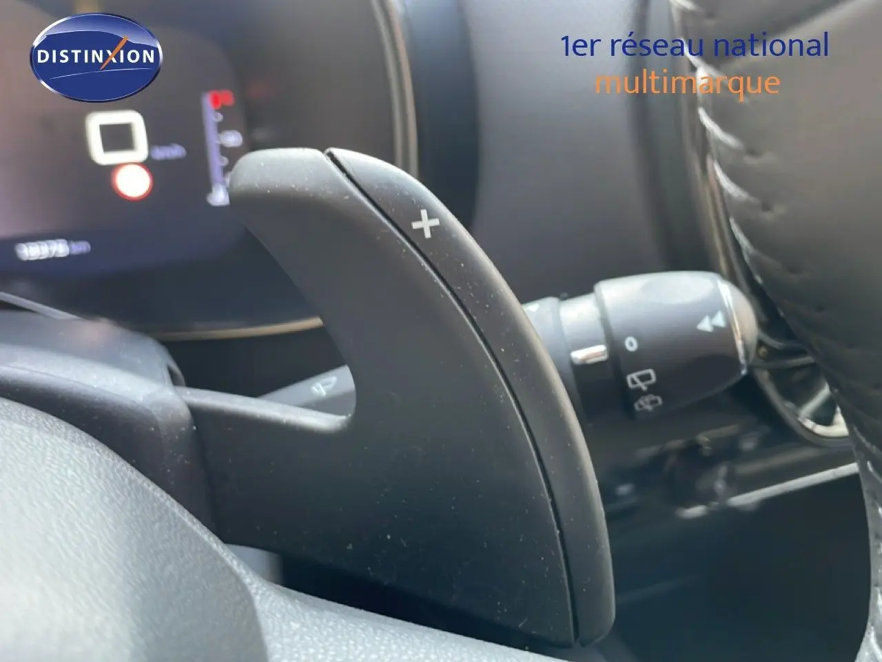 Gros plan sur la palette de changement de vitesse droite dans l’habitacle du Citroën C5 Aircross bleu Eclipse Metal.
