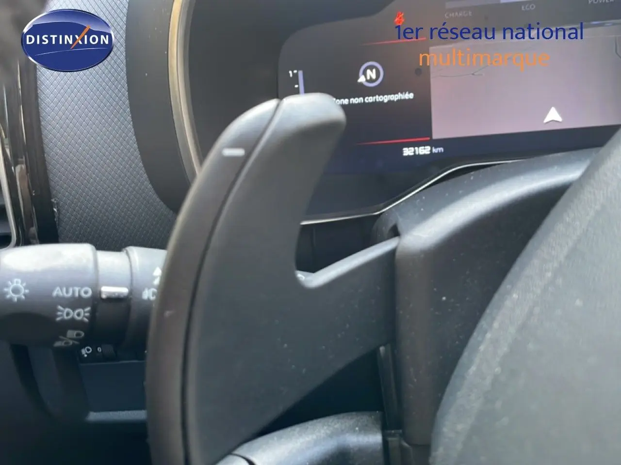Gros plan sur la palette de changement de vitesse à droite du volant dans l'habitacle du Citroën C5 Aircross.
