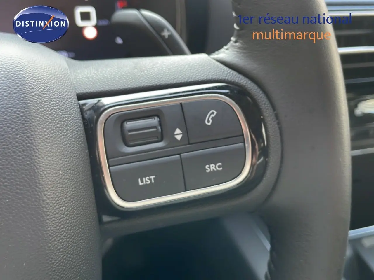 Gros plan sur les commandes gauche du volant du Citroën C5 Aircross 2025, boutons de gestion audio et appel visibles.