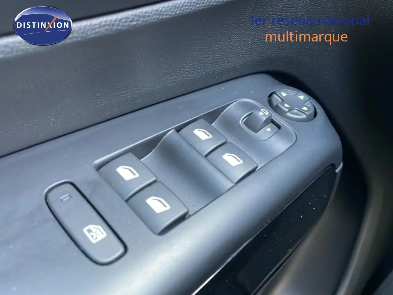 Gros plan sur les commandes des vitres et rétroviseurs côté conducteur d’un Citroën C5 Aircross bleu Eclipse Metal.