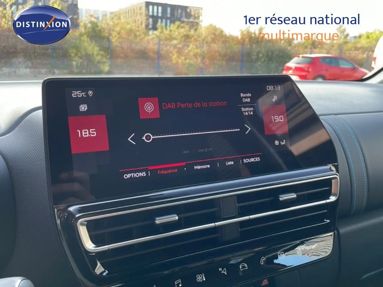 Vue rapprochée de l’écran tactile central et des aérateurs du tableau de bord du Citroën C5 Aircross bleu Eclipse Metal.