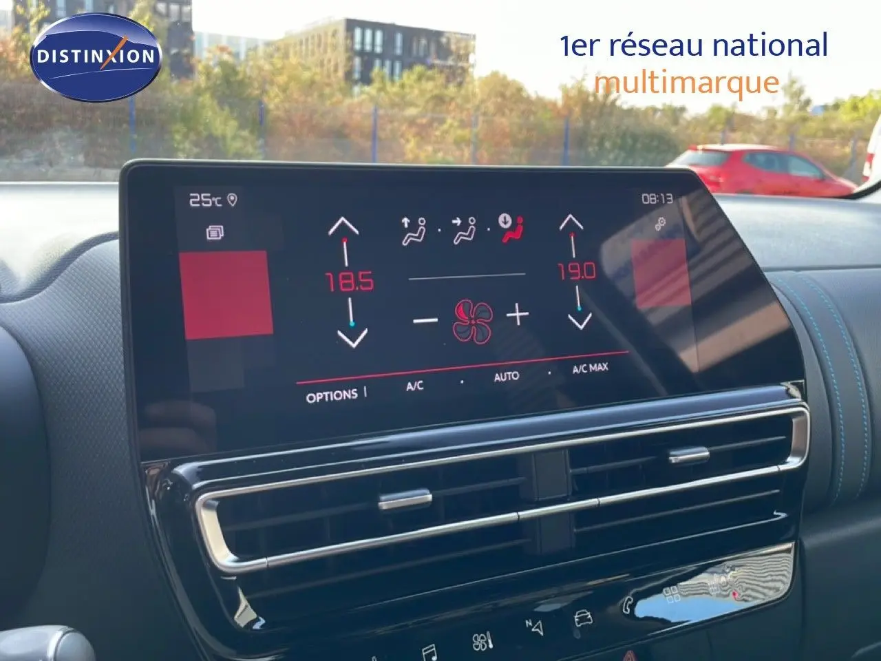 Écran tactile central du Citroën C5 Aircross 2025 bleu Eclipse Metal, affichant la climatisation automatique.