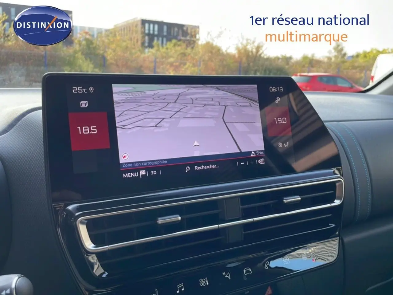Vue intérieure du tableau de bord du Citroën C5 Aircross 2025, écran tactile avec navigation et finitions en bleu Eclipse métal.