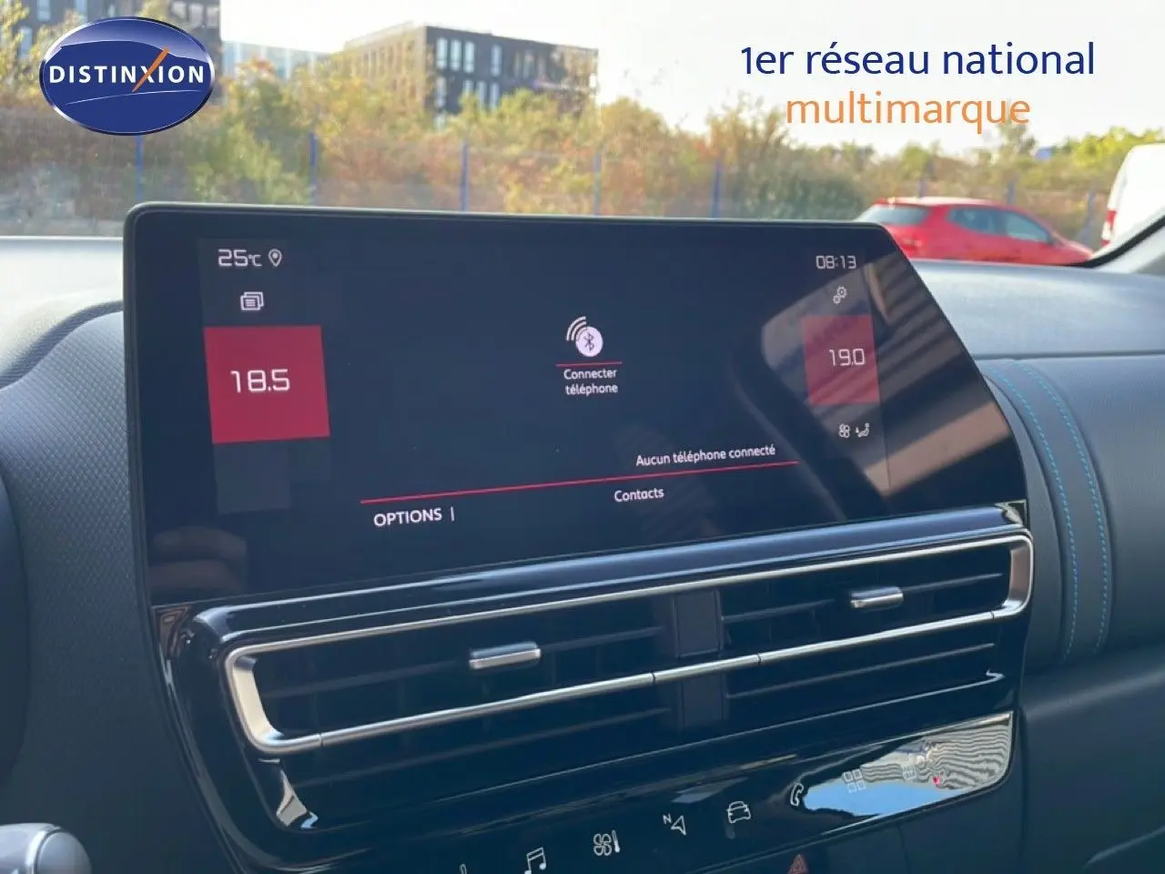 Vue rapprochée de l’écran tactile central du tableau de bord du Citroën C5 Aircross 2025 avec interface de connexion téléphone.