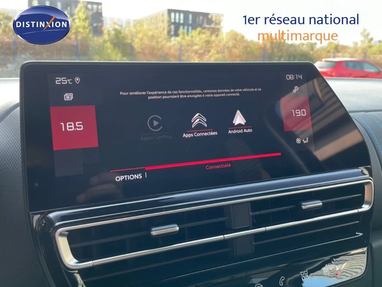 Écran tactile central du tableau de bord du Citroën C5 Aircross 2025, affichant les options de connectivité.