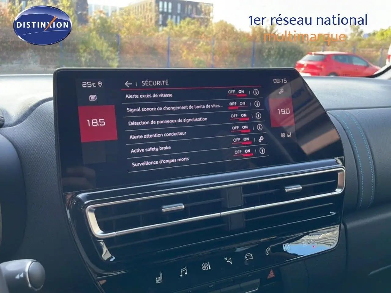 Vue intérieure du tableau de bord du Citroën C5 Aircross 2025, écran tactile affichant les options de sécurité.