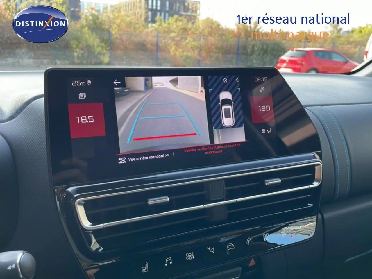Vue intérieure du tableau de bord du Citroën C5 Aircross 2025, écran tactile affichant la caméra de recul et la climatisation.