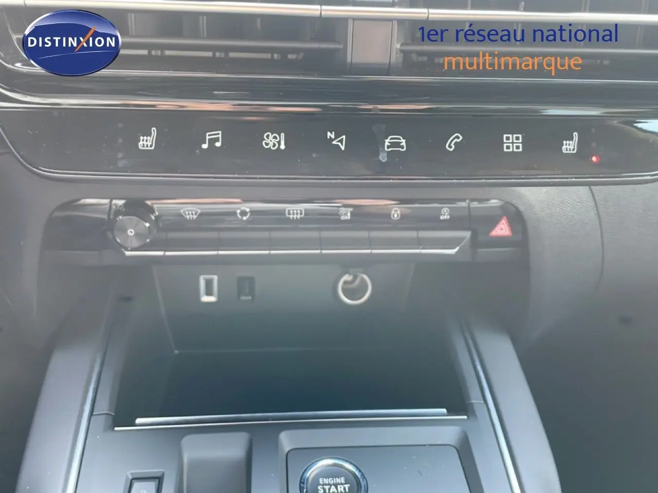 Vue rapprochée du tableau de bord et console centrale du Citroën C5 Aircross 2025, avec commandes tactiles et bouton start.