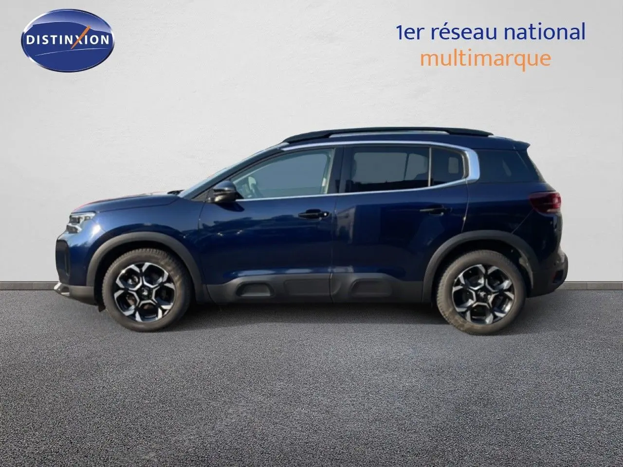 Profil latéral droit du Citroën C5 Aircross 2025 en bleu Eclipse Metal avec jantes alliage bicolores.