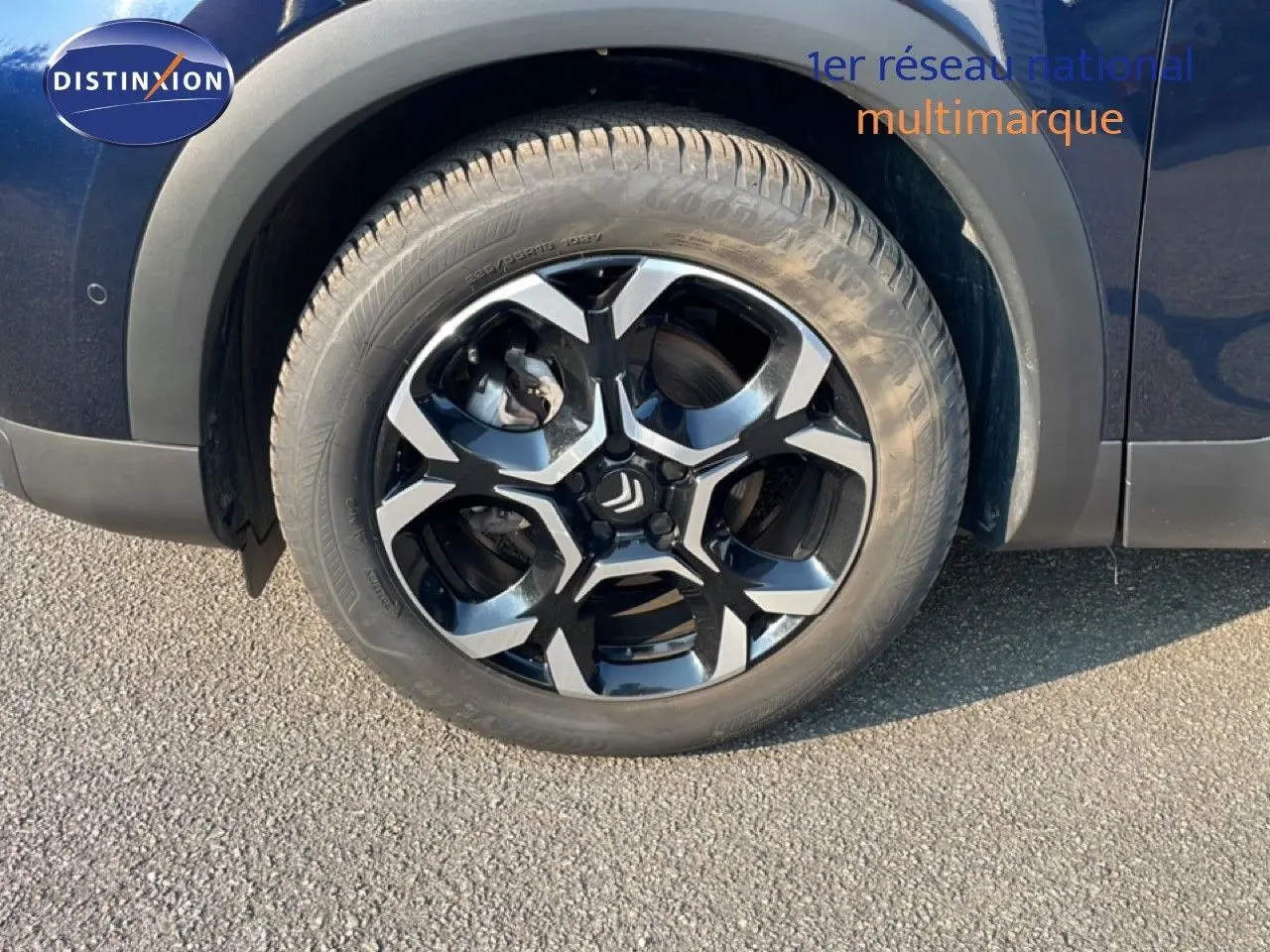 Gros plan sur la roue arrière droite du Citroën C5 Aircross 2025 bleu Eclipse Metal avec jante alliage noire et argent.