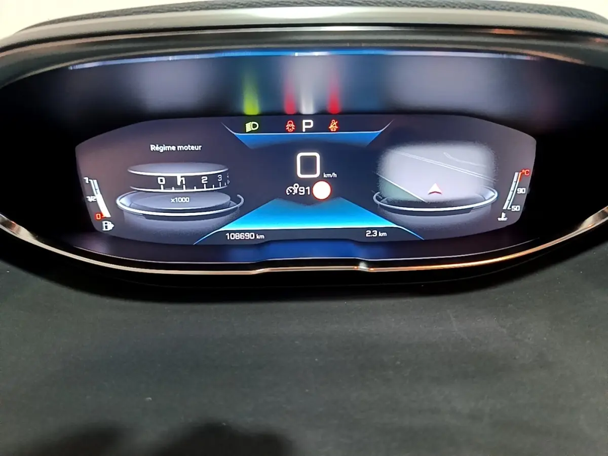 Affichage numérique du tableau de bord Peugeot 5008 2020, avec compte-tours, vitesse et indicateurs lumineux.