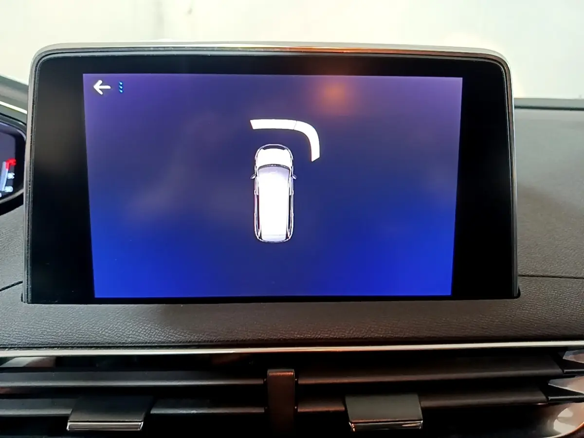 Écran tactile central du tableau de bord du Peugeot 5008 2020 affichant l'aide au stationnement en vue aérienne.