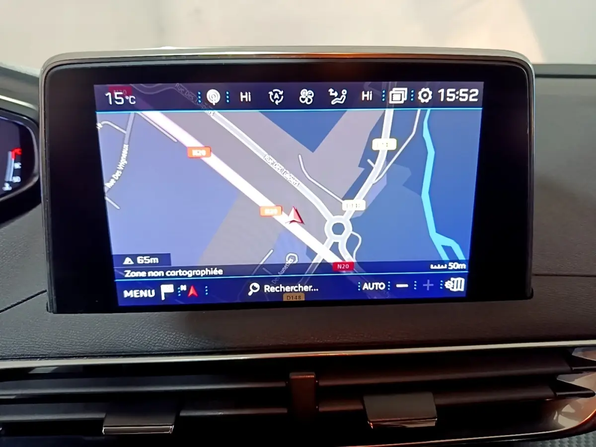 Écran tactile central du tableau de bord du Peugeot 5008 gris clair, affichant la navigation GPS en plan rapproché.