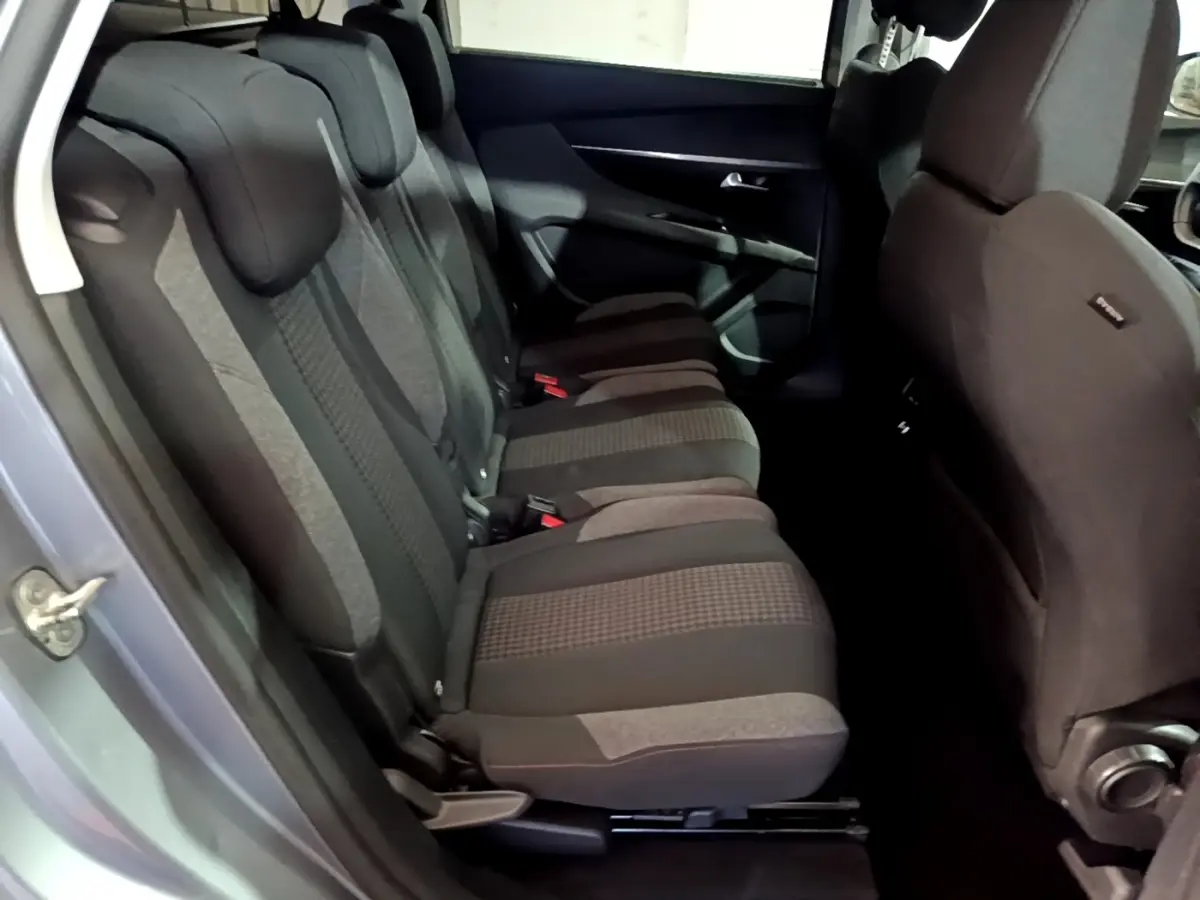 Vue intérieure côté gauche sur la banquette arrière tissu gris du Peugeot 5008 gris clair de 2020.