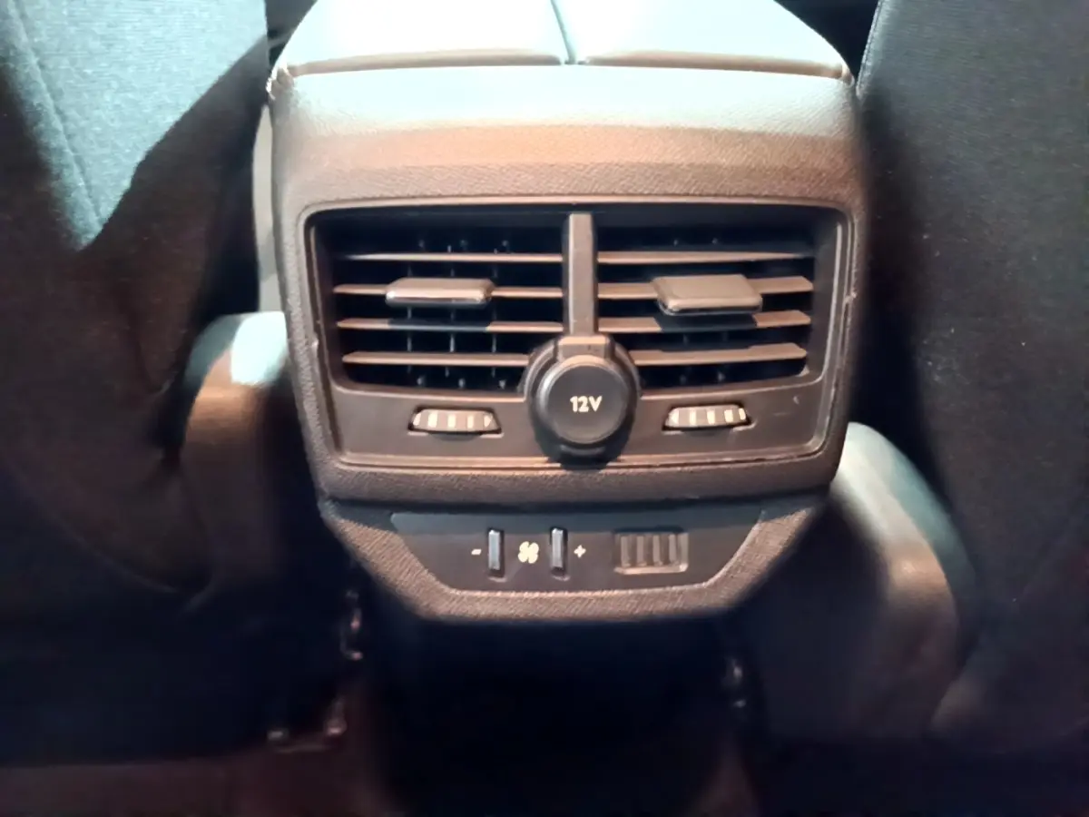 Vue rapprochée des aérateurs arrière avec prise 12V et commandes de ventilation du Peugeot 5008 gris clair 2020.