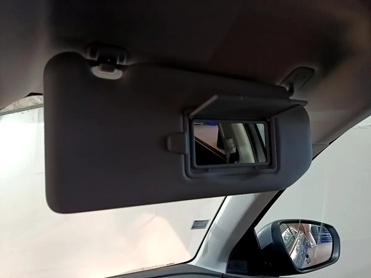 Miroir de courtoisie ouvert côté conducteur dans l’habitacle du Peugeot 5008 gris clair, vue intérieure rapprochée.