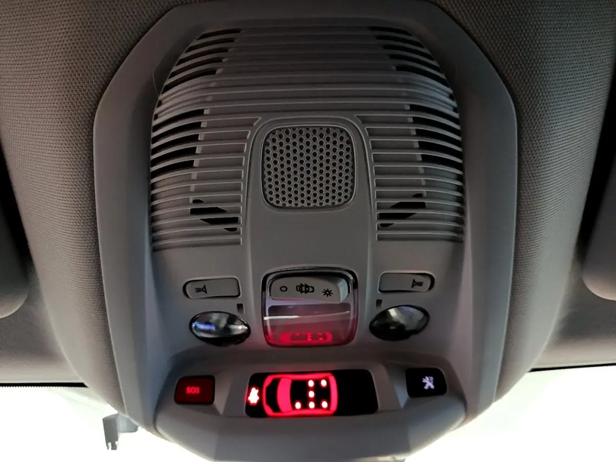 Vue en gros plan du plafonnier gris clair avec commandes et affichage lumineux rouge dans un Peugeot 5008 2020.