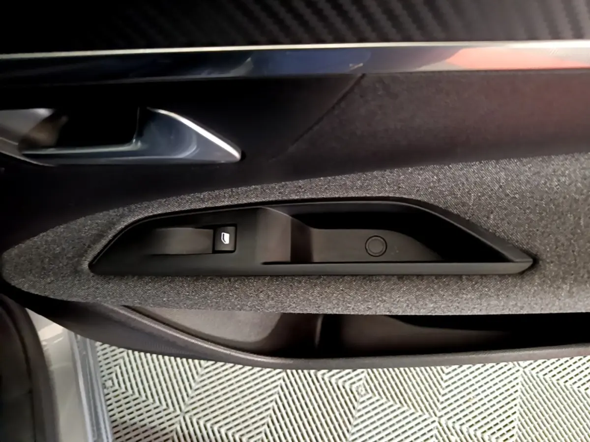 Détail de la poignée intérieure côté gauche en tissu gris et plastique noir du Peugeot 5008 gris clair 2020.