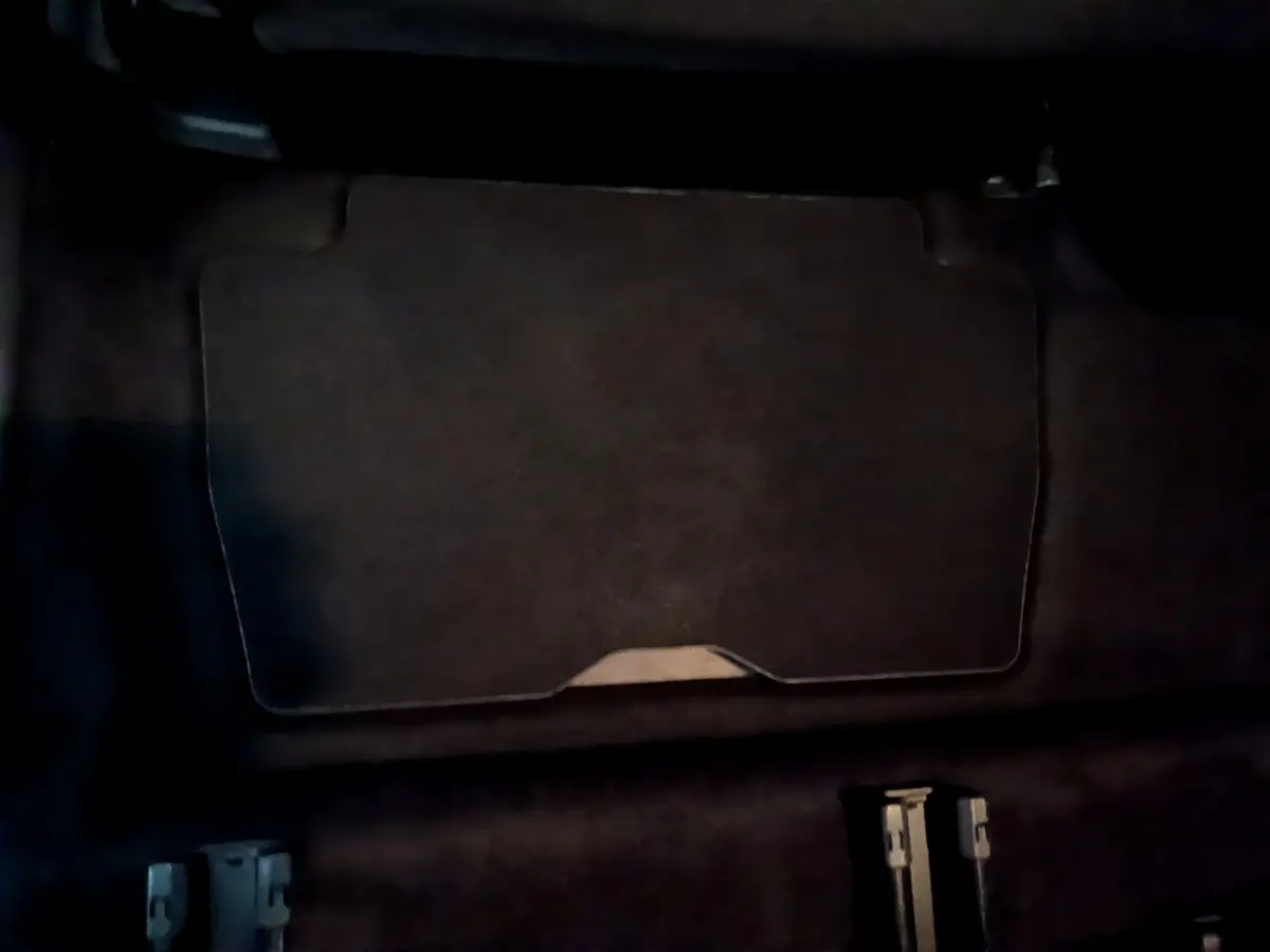 Vue rapprochée du plancher plat noir de la 3ème rangée de sièges amovibles du Peugeot 5008 gris clair.