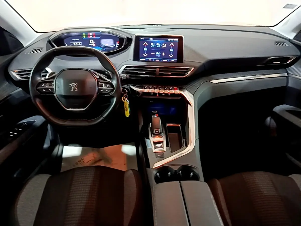 Vue intérieure avant du Peugeot 5008 gris clair 2020, avec tableau de bord numérique et écran tactile central.