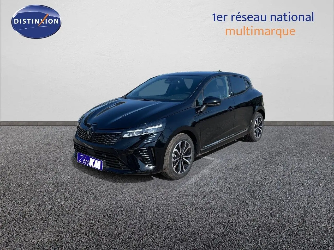 Renault Clio TCe 90ch Techno noir métal vue 3/4 avant droit sur sol gris devant mur blanc.