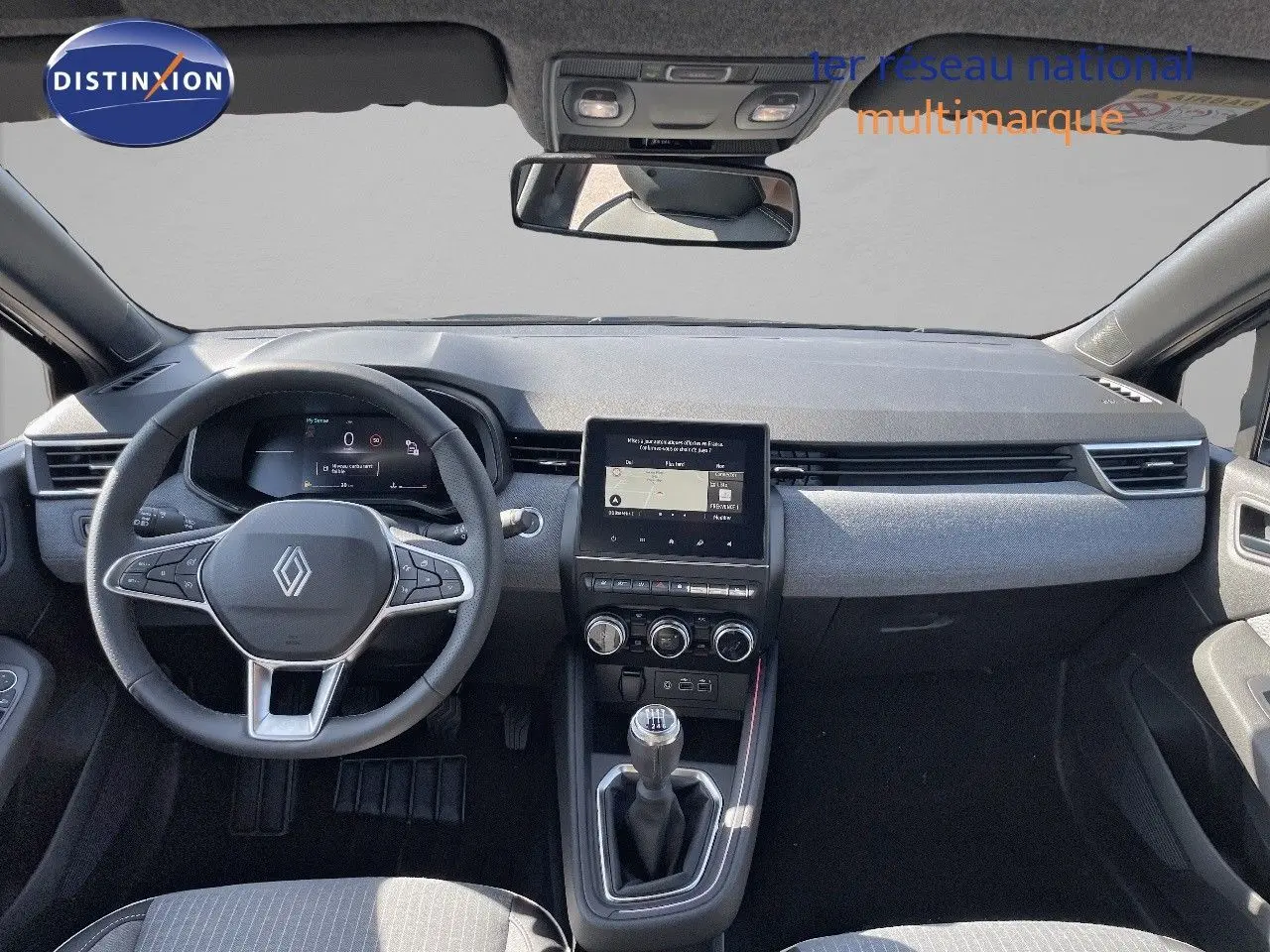 Tableau de bord et volant d'une Renault Clio TCe 90ch Techno 2025, intérieur noir avec écran tactile central.
