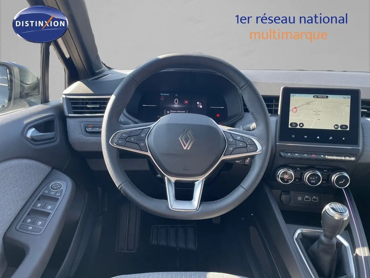 Vue intérieure du poste de conduite de la Renault Clio TCe 90ch Techno 2025 avec volant multifonction et écran tactile.