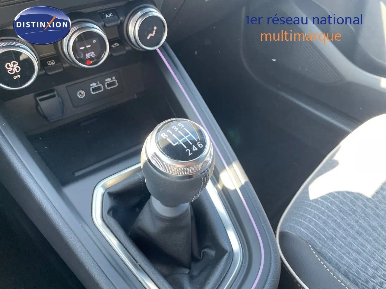 Gros plan sur le levier de vitesses manuel de la Renault Clio TCe 90ch Techno 2025, intérieur noir avec détails chromés.