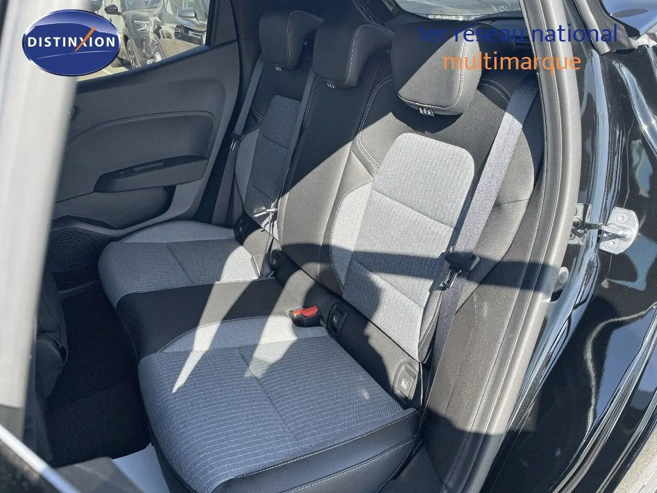 Vue intérieure côté droit des sièges arrière bi-ton gris clair et noir d'une Renault Clio TCe 90ch Techno noire métal 2025.