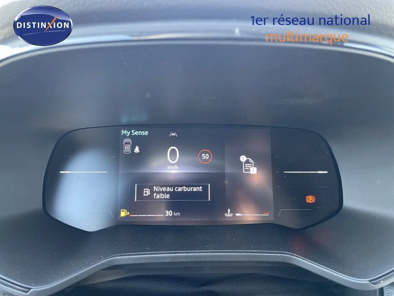 Tableau de bord numérique de la Renault Clio TCE 90CH TECHNO 2025 affichant vitesse zéro et alerte niveau carburant faible.