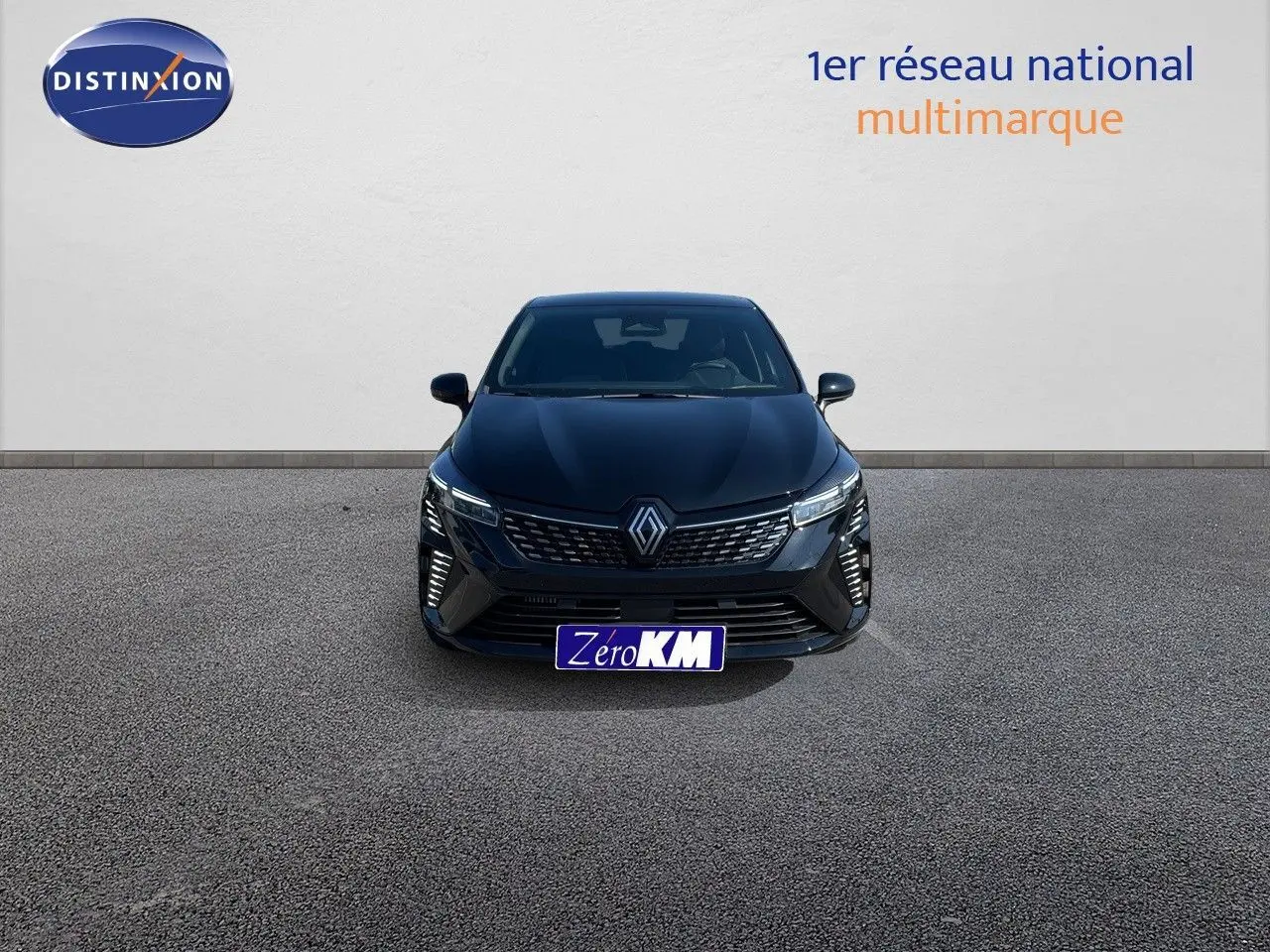 Vue frontale d'une Renault Clio TCe 90ch Techno noire métal avec calandre et phares LED distinctifs.