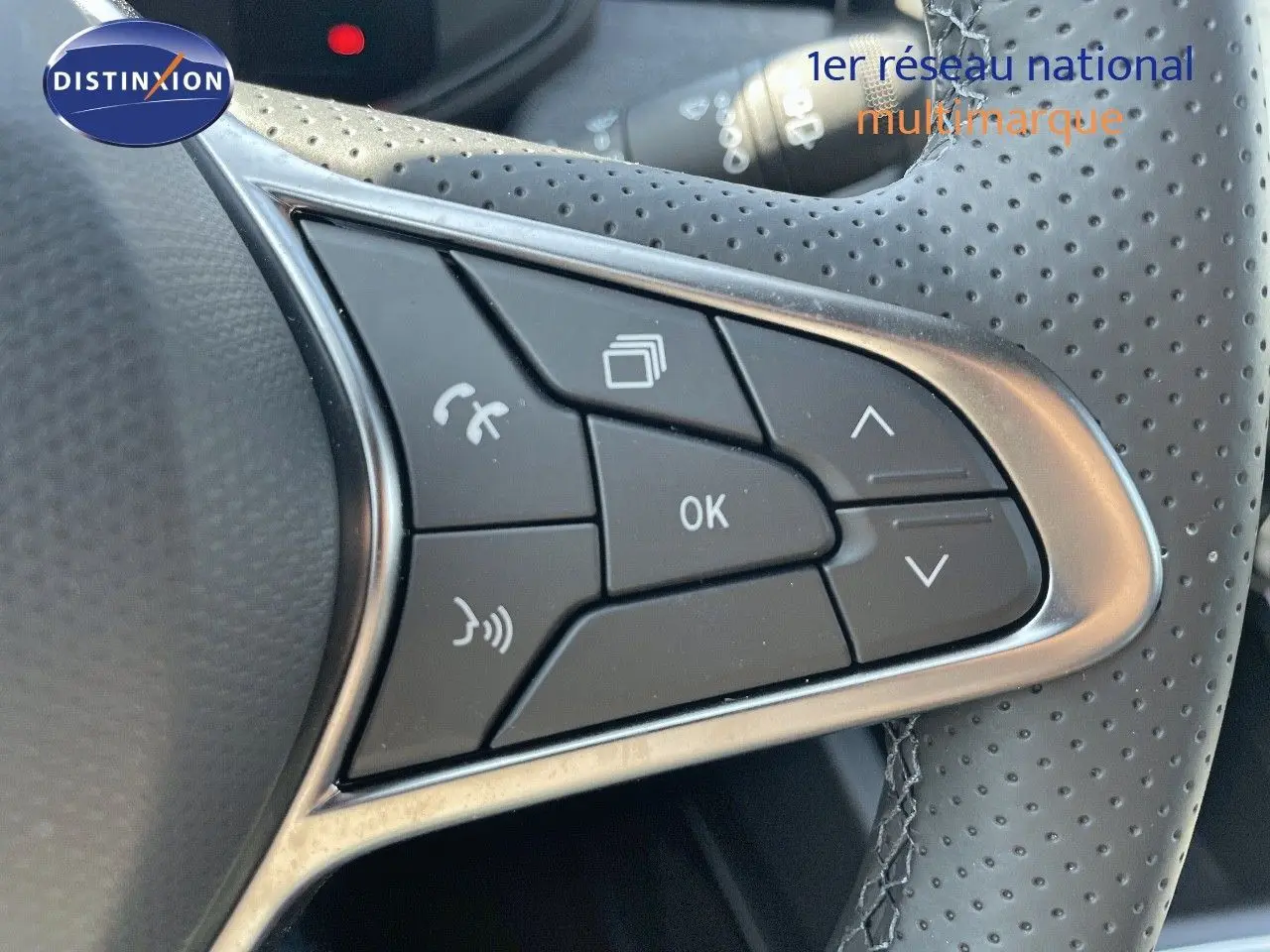 Détail des commandes multifonctions sur le volant en cuir perforé noir de la Renault Clio TCe 90ch Techno 2025.